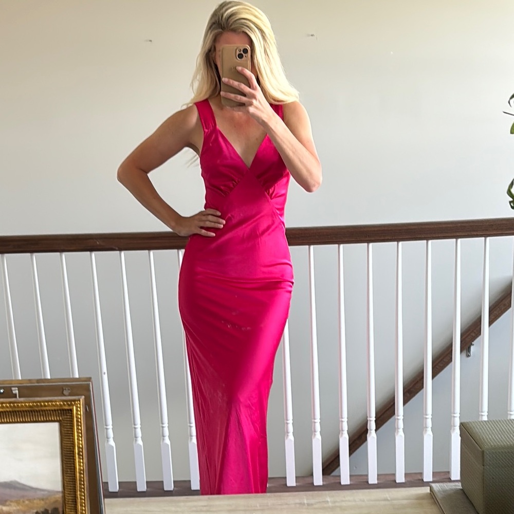 HOUSE OF HARLOW. Fuscia satin dress